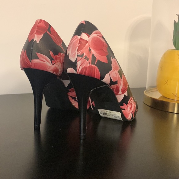 Brand new, point toe stiletto - Picture 2 of 3